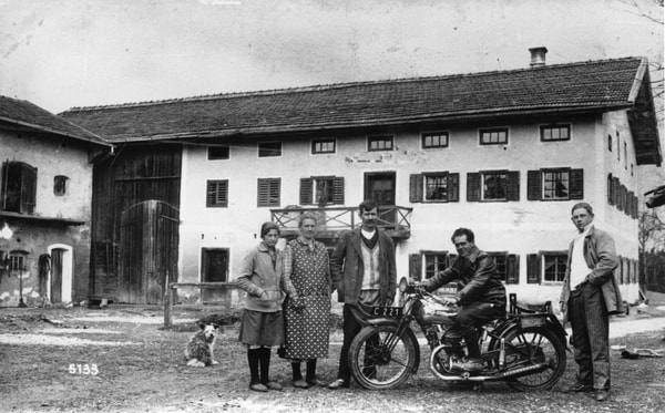 Franz Jägerstätter nach seiner Rückkehr aus der Steiermark mit Motorrad. © Erna Putz/ Kommunikationsbüro der Diözese Linz.